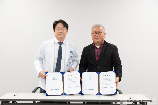 정성훈 연세사랑병원 대표원장(좌)과 최재중 서초구배드민턴협회 협회장(우) (사진 제공=연세사랑병원)