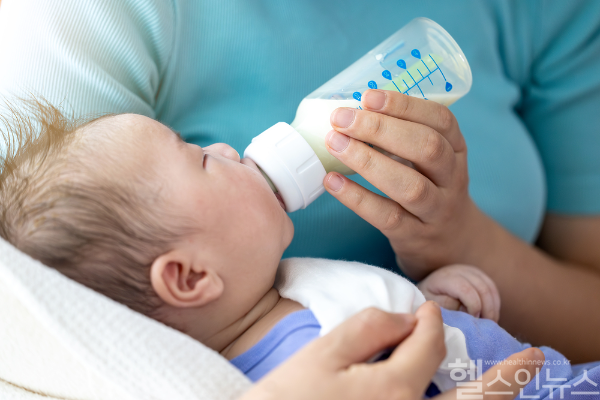 엄마가 섭취한 미세플라스틱이 젖을 통해 새끼에게 전달돼, 다음 세대의 면역 체계를 약화시킨다는 연구 결과가 확인됐다. (사진 제공=클립아트코리아)