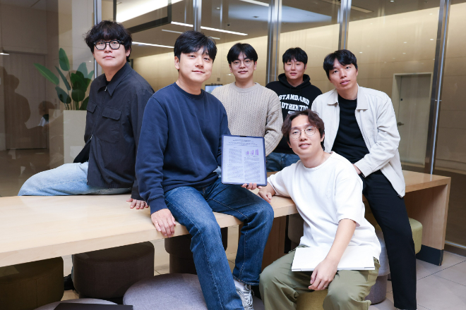 LG유플러스는 자체 개발한 생성형 AI 기술 '익시젠(ixi-GEN)' 관련 논문이 세계 최고 수준의 자연어처리(NLP) 학회인 'EMNLP 2025'에 채택됐다고 23일 밝혔다. 사진은 이번 논문 집필에 참여한 LG유플러스 구성원들. ⓒ LG유플러스