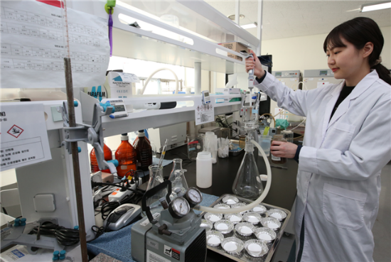 인천환경공단 환경연구소 직원이 수질실험을 하고 있다