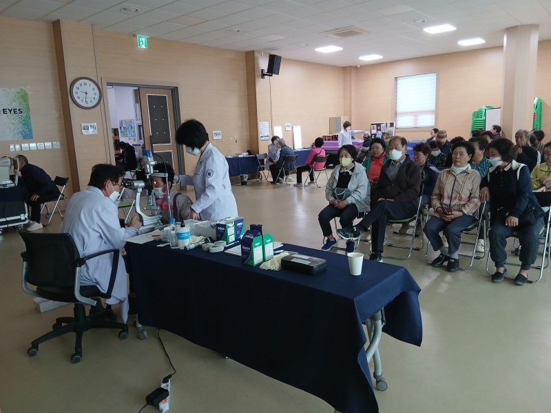 지난 22일 해제면에서 진행된 한국실명예방재단 협력 무료 안검진 ⓒ무안군