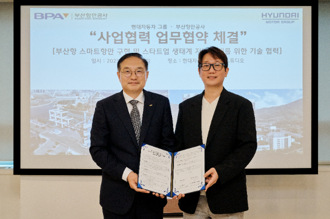 정원동 부산항만공사 부사장(왼쪽)과 노규승 현대차그룹 제로원실 실장이 23일 서울 강남구 제로원 스튜디오에서 업무협약을 체결한 뒤 기념 사진을 촬영하고 있다. ⓒ현대차그룹