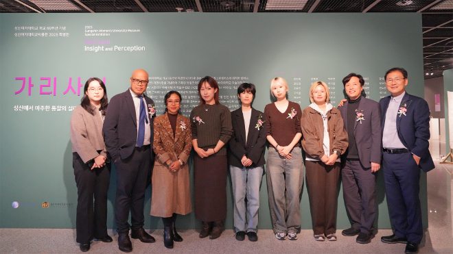 성신여대 이성근 총장(사진 오른쪽 첫 번째)과 이 와얀 아드냐나 인도네시아 발리예술대학 총장 내외(사진 왼쪽 두 번째, 세 번째)가 성신여대박물관 특별전 〈가리사니〉 관람 후 학생 작가들과 기념 촬영을 하고 있다. (사진제공=성신여대)