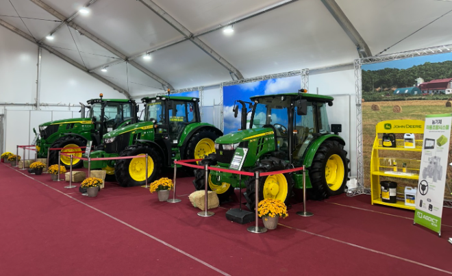 ‘2025 국제농업박람회’에 전시된 존디어 제품 / 사진제공=TYM
