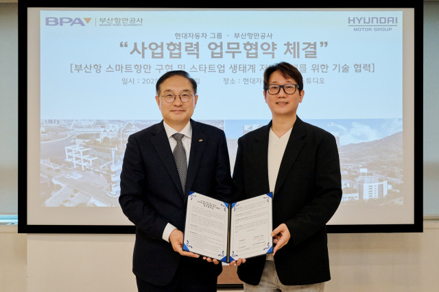 (왼쪽부터) 부산항만공사 정원동 부사장과 현대차그룹 제로원실 노규승 실장이 업무협약 체결식에서 기념 촬영을 하고 있다 (이미지 제공=현대자동차그룹)