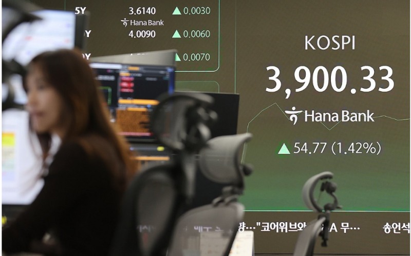 코스피지수가 24일 미-중 정상회담 기대감에 1.6% 급등하며 3900포인트를 재 돌파했다. 사진=연합뉴스