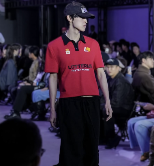지난 23일 롯데GRS가 운영하는 버거 브랜드 롯데리아가 서울 강남구 코엑스에 진행된 '패션코드 2026 S/S 패션쇼'에 참가해 디자이너 브랜드 ‘몽세누’와 협업한 워크웨어를 선보였다. ⓒ 롯데GRS