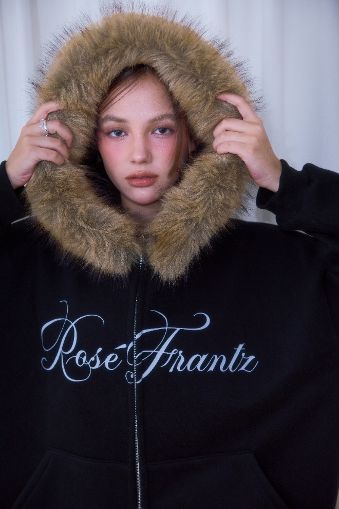 로맨티시즘 패션 브랜드 로제프란츠(ROSE FRANTZ)가 2025년 겨울 시즌을 맞아 부드러운 질감과 세련된 실루엣을 강조한 새로운 컬렉션을 선보였다.