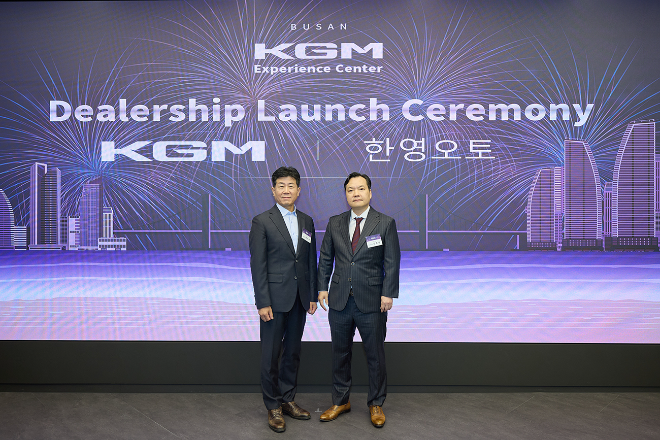 황기영 KG모빌리티 대표이사(왼쪽)와 김종헌 한영오토 대표이사가 지난 23일 부산 중구 익스피리언스 센터 부산에서 딜러십 출범 기념 행사를 마치고 사진을 촬영하고 있다. ⓒKGM