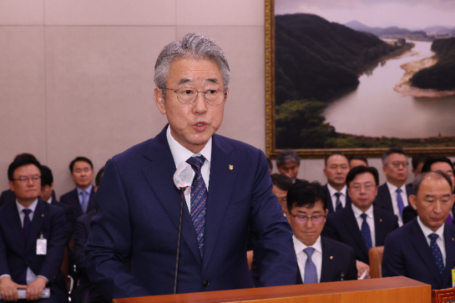 강호동 농업협동조합중앙회 회장이 24일 서울 여의도 국회 농림축산식품해양수산위원회에서 열린 국정감사에서 인사말을 하고 있다. / 연합뉴스