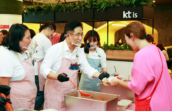 KTis 고객본부 김종만 전무(왼쪽 두 번째)가 KT고객센터에 마련된 분식 나눔 행사에 직접 참여하며 직원들과 함께하고 있다. ⓒ KTis