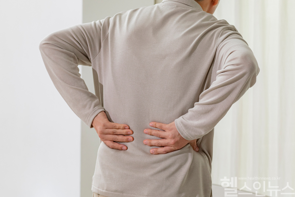 등산 후 허리 뒤로 젖힐 때 통증이 심하면 디스크가 아닌 척추 후관절증후군일 가능성이 크니 정확한 진단과 관리가 필요하다. (사진 제공=클립아트코리아)