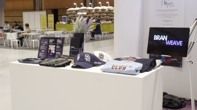 KES 2025에서 댕댕마녀 부스 내 샵인샵 형태로 운영된 브랜위브 전시 공간. (제공=브랜위브)