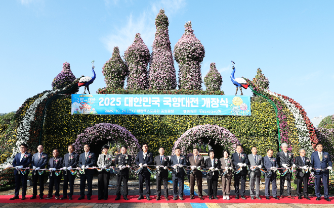 ‘2025 대한민국 국향대전’ 개장식에서 테이프커팅을 하는 이상익 함평군수. ⓒ 함평군