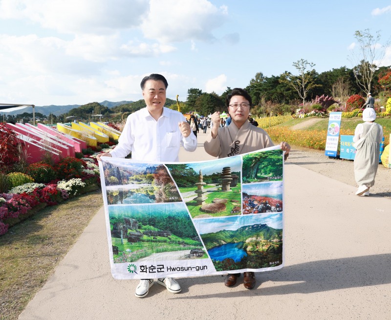 2025 화순고인돌가을꽃축제장을 찾은 한한국 작가 ⓒ화순군