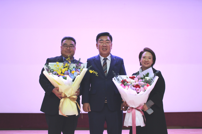 깨끗한나라 최현수 대표이사(우측에서 첫 번째)가 ‘청주시 자연보전 유공 표창’을 수상했다. (사진 제공=깨끗한나라)