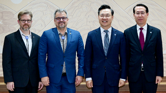 하병필 행정부시장이 24일 시청 접견실에서 크리스토퍼 콘스탄트 미국 앵커리지시의회 의장과 양 도시간 협력방안을 논의한 뒤 기념촬영을 하고 있다.