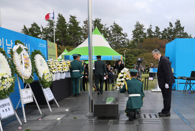 오는 24일 부산 UN기념공원 상징묘역 앞에서 이중근 대한노인회 회장이 헌화를 하고 있다. ⓒ 부영그룹