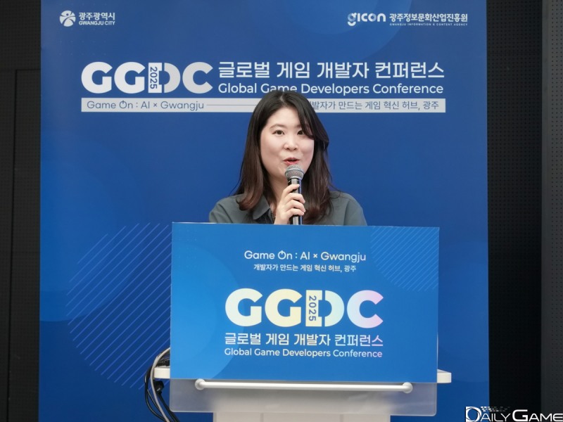 '서브컬처에 진심인 게임 회사가 마케팅 하는 법'을 주제로 발표를 진행한 전혜연 팀장.