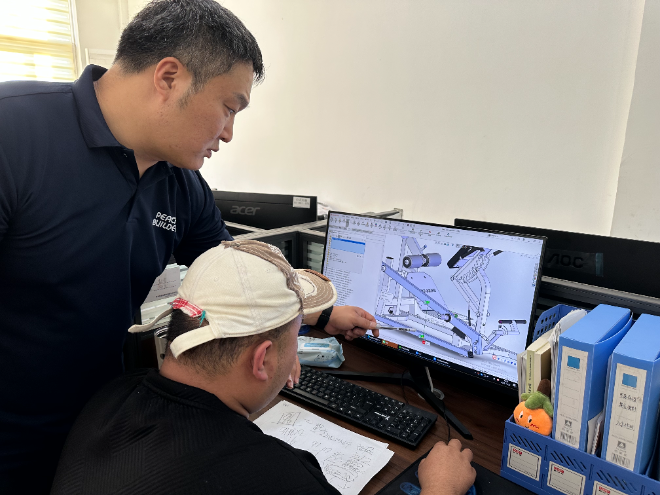 설계자와 의논하는 김광연 대표