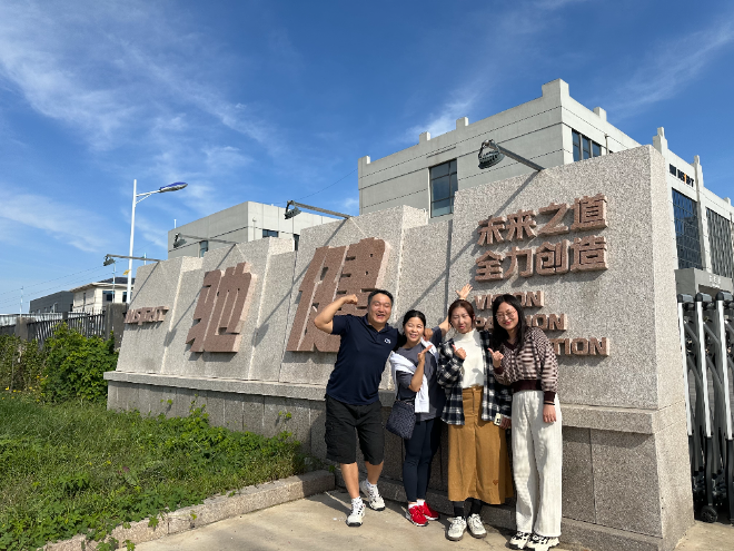 인사이트 본사 앞 유바이오 담당자들