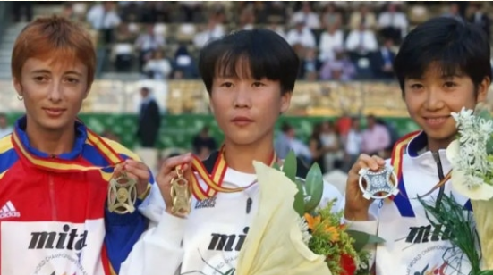 북한 여자 마라톤 정성옥(가운데)은 1999년 세비아 세계선수권대회에서 우승을 한 뒤 '공화국 영웅' 칭호를 받았다.