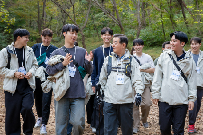 삼양홀딩스 김윤 회장이 임직원들과 10.1km 거리의 ‘퍼포즈 워크’ 트레킹을 하고 있다.