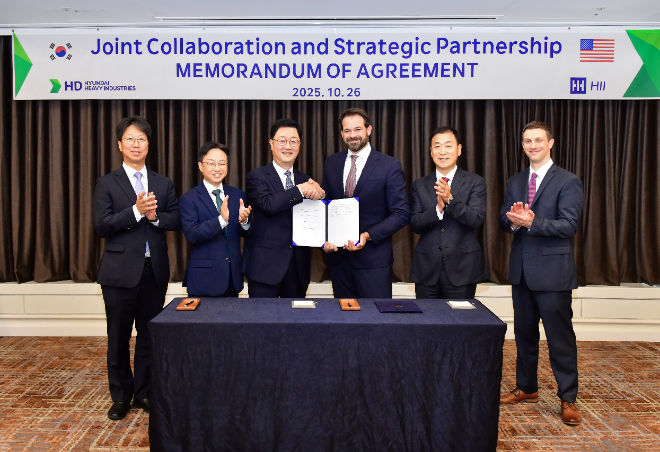 HD현대와 헌팅턴 잉걸스는 26일(일) ‘APEC 2025’가 열릴 예정인 경북 경주의 라한셀렉트 호텔에서 HD현대중공업 특수선사업부 주원호 사장과 헌팅턴 잉걸스 에릭 츄닝 전략 개발 총괄 부사장(사진 왼쪽에서 세번째와 네번째)이 참석한 가운데 ‘상선 및 군함 건조 협력에 관한 합의 각서(MOA)’를 체결했다.