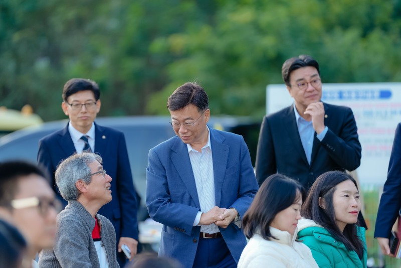 신상진 시장,가을밤의 낭만 버스킹 공연 현장 찾아 시민과 소통