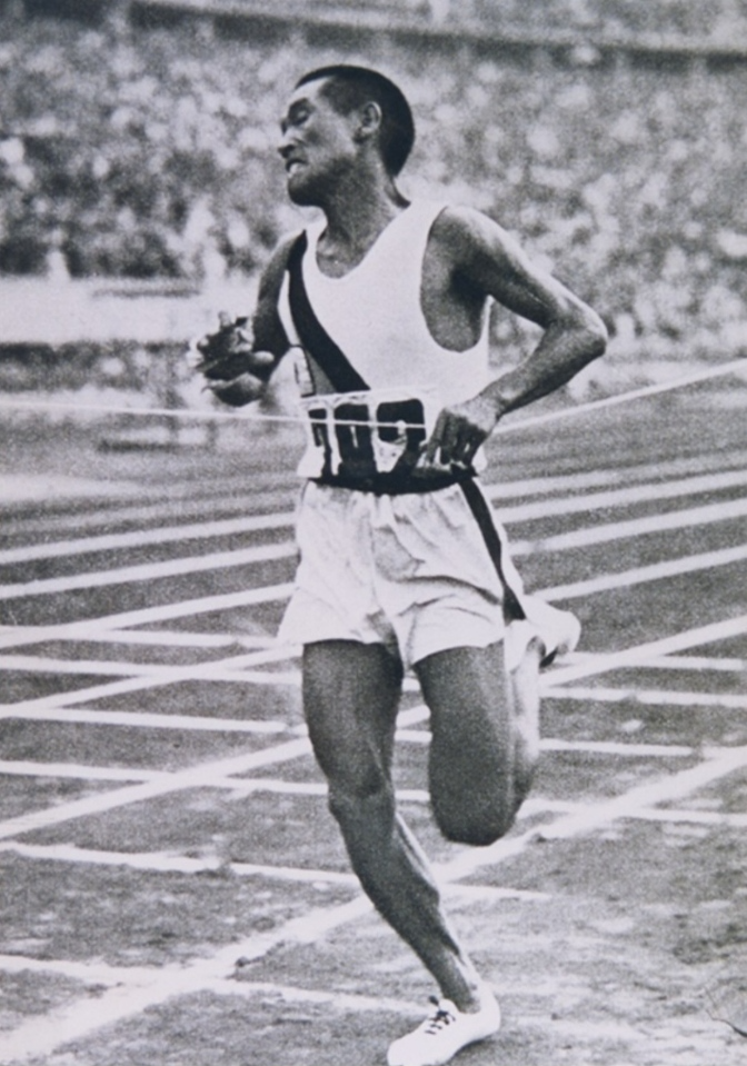 1936년 베를린 올림픽 마라톤 결승선으로 들어오는 손기정
