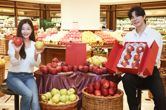 신세계백화점 강남점에서 가을에만 한정적으로 만날 수 있는 '감홍 사과'를 소개하는 모델 사진 ⓒ 신세계백화점