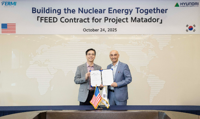 지난 24일 현대건설 본사에서 이한우 현대건설 대표(좌)와 메수트 우즈만 페르미 뉴클리어 대표(우)가 '복합 에너지 및 인공지능(AI) 캠퍼스 내 대형원전 기본설계 용역 계약'을 체결한 후 기념사진을 찍고 있다. ⓒ 현대건설