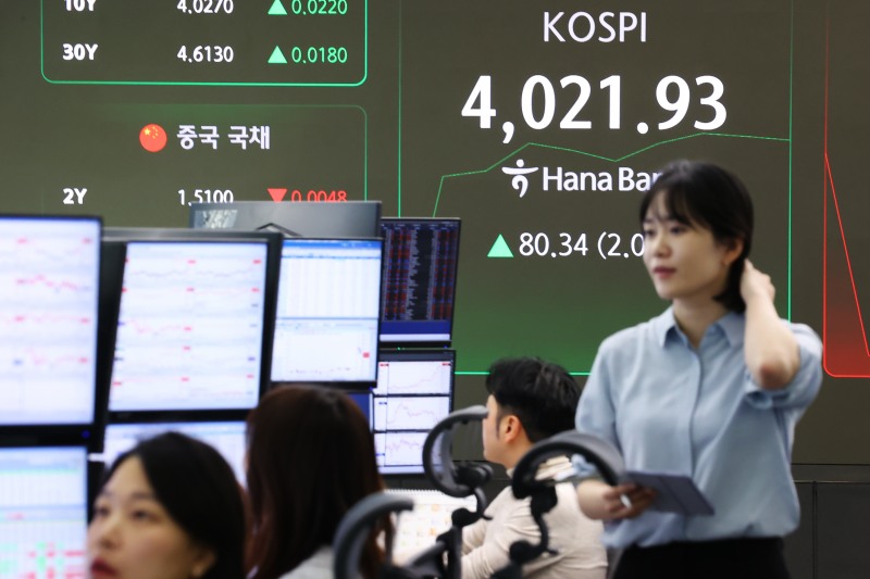 코스피가 사상 처음으로 4000선을 돌파한 27일 서울 중구 하나은행 딜링룸 현황판에 코스피 지수가 표시되어 있다. 이날 코스피는 전장보다 58.20포인트(1.48%) 오른 3999.79로 출발해 상승폭을 키우다 사상 처음으로 4,000선을 돌파했다./연합뉴스