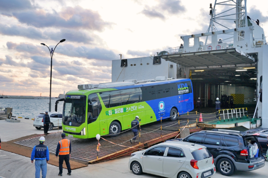23일 롯데웰푸드 '닥터자일리톨버스'가 경북 울릉도 사동항에서 입도하고 있다. ⓒ 롯데웰푸드