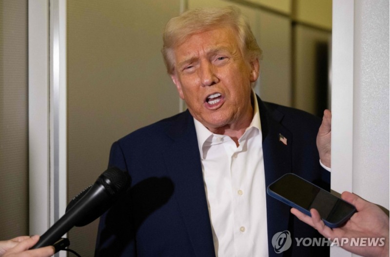 전용기 안에서 기자들과 약식 회견 가지는 트럼프 미국 대통령. 사진=AFP, 연합뉴스