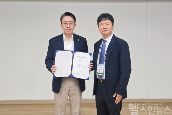 이동환 의정부을지대병원 신경과 교수(왼쪽)가 황성희 대한뇌졸중학회 회장으로부터 2025년도 뇌졸중등록사업 최우수병원상을 수상하고 기념촬영을 하고 있다. (사진 제공=의정부을지대병원)