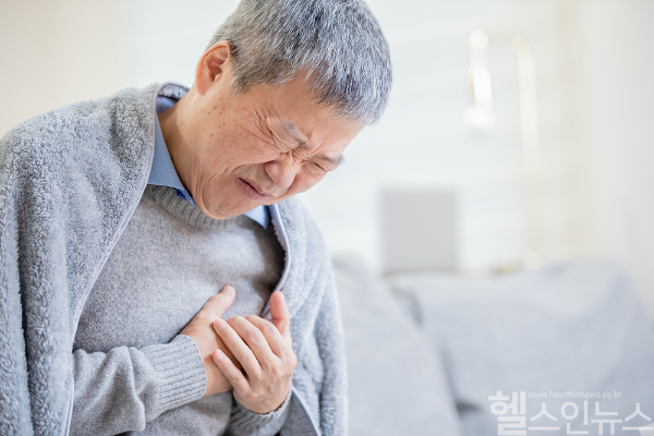 급격한 한파가 심혈관계에 부담을 주어 고령자 및 만성질환자에게 심각한 건강 위험을 초래할 수 있으므로, 특별한 주의가 필요하다. (사진 제공=클립아트코리아)