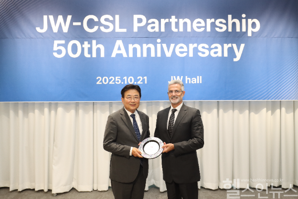 JW중외제약은 글로벌 제약사 CSL 비포(CSL Vifor)와의 파트너십 50주년을 맞아 지난 21일 경기도 과천시 소재 JW사옥에서 기념식을 개최했다. 신영섭 JW중외제약 대표(왼쪽)이 안토니우 주르당(Antonio Jordao) CSL 비포 글로벌 파트너 비즈니스 총괄에게 감사패를 전달하고 있다. (사진 제공=JW중외제약)