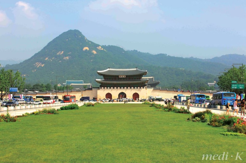 A view of Gwanghwamun Square. (Photo courtesy of Visit Korea)
