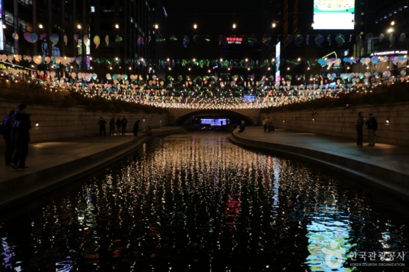 Night view of Cheonggyecheon Stream near Cheonggye Square. (Photo courtesy of Korea Tourism Organization)