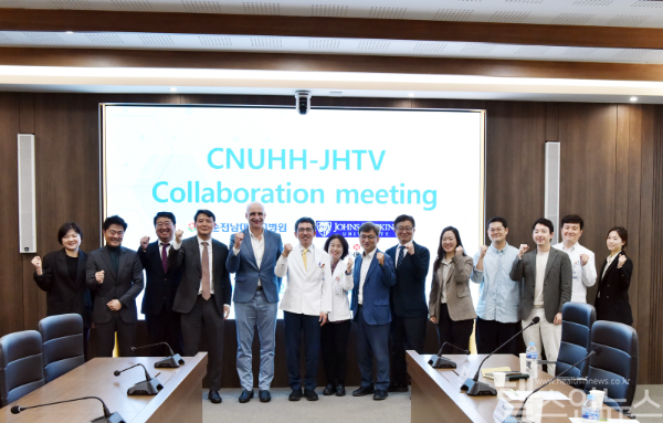 화순전남대학교병원과 존스홉킨스대학교 기술사업화기관 JHTV 관계자들이 협력미팅을 마친 뒤 기념촬영을 하고 있다. 가운데 민정준 화순전남대병원장, 왼쪽에서 다섯 번째 Dr. Daniel Caraviello(JHTV). (사진 제공=화순전남대학교병원)