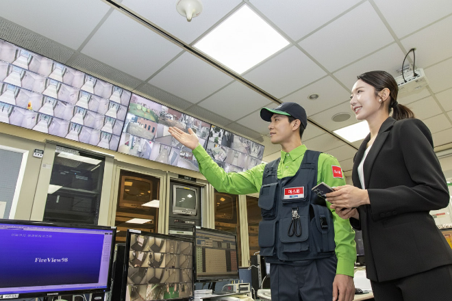 에스원 직원이 호텔 상황실에서 CCTV 운영 현황을 안내하고 있다