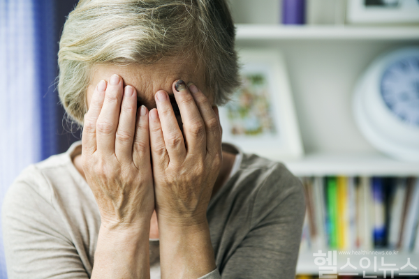 만사가 귀찮고 기억력이 흐릿해 자꾸만 가물가물하다면 '노인 우울증'을 의심해 봐야 한다. 이는 치매와 헷갈리기 쉬워 정확한 진단이 필요하다. (클립아트코리아)