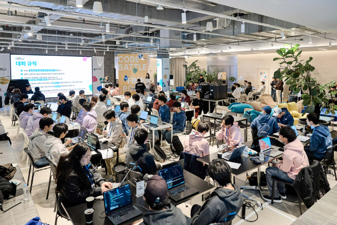 넥슨(공동 대표 강대현∙김정욱)은 NYPC 10주년 기념 대학생 리그 'NYPC 코드배틀'의 파이널 라운드와 제10회 '넥슨 청소년 프로그래밍 챌린지(Nexon Youth Programming Challenge, 이하 NYPC 2025)' 본선대회를 성황리에 종료했다고 27일 밝혔다.ⓒ 넥슨