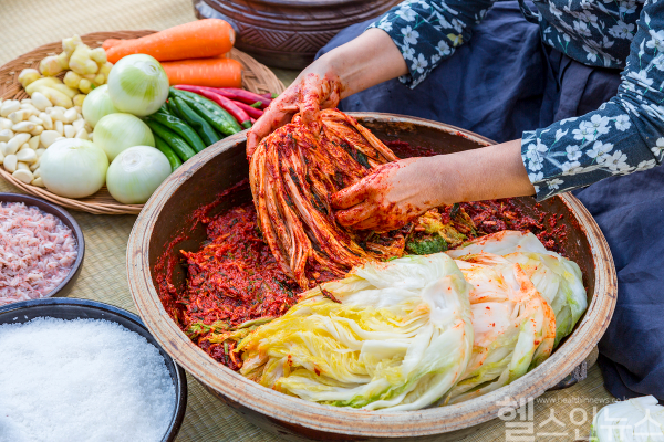 김장철, 무거운 재료와 장시간 구부린 자세로 허리에 부담이 커지는 만큼 좌골신경통 등 허리 질환 예방과 조기 관리가 꼭 필요하다. (사진 제공=클립아트코리아)