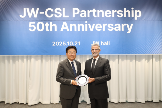 JW중외제약은 지난 21일 경기도 과천시 JW사옥에서 CSL 비포와의 파트너십 50주년 기념식을 개최했다. 사진은 신영섭 JW중외제약 대표(좌)가 안토니우 주르당 CSL 비포 글로벌 파트너 비즈니스 총괄에게 감사패를 전달하는 모습. ⓒ JW중외제약