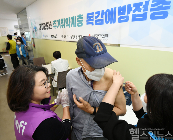 서울의료원 의료진 및 박희경 사노피 백신사업부 대표가 노숙인 및 쪽방 주민의 무료 독감 백신 접종을 돕고 있다. (사진 제공=사노피)