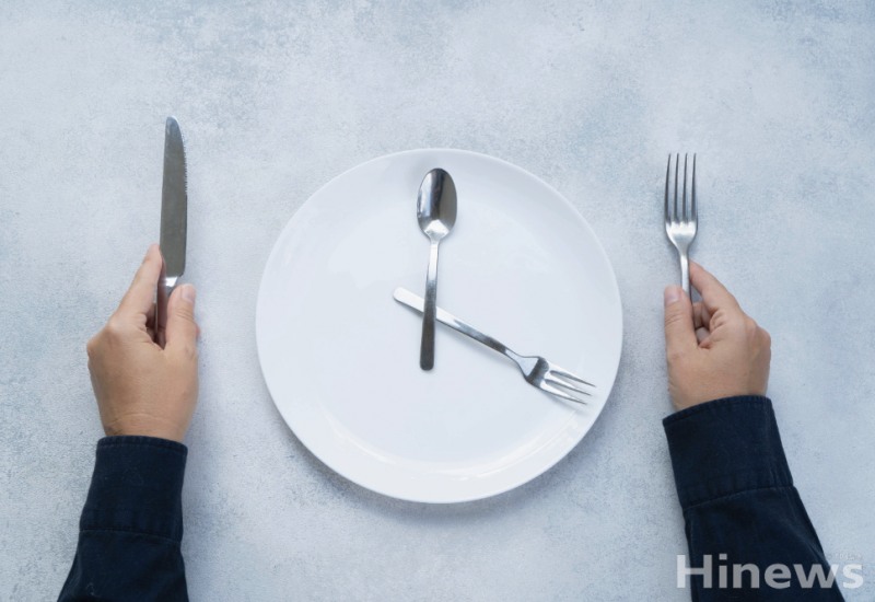 간헐적 단식은 일정 시간 동안 식사를 제한하고 나머지 시간에만 음식을 섭취하는 식이 요법으로 체중 감량과 대사 기능 개선을 동시에 목표로 하는 생활 관리법이다. (이미지제공=클립아트코리아)