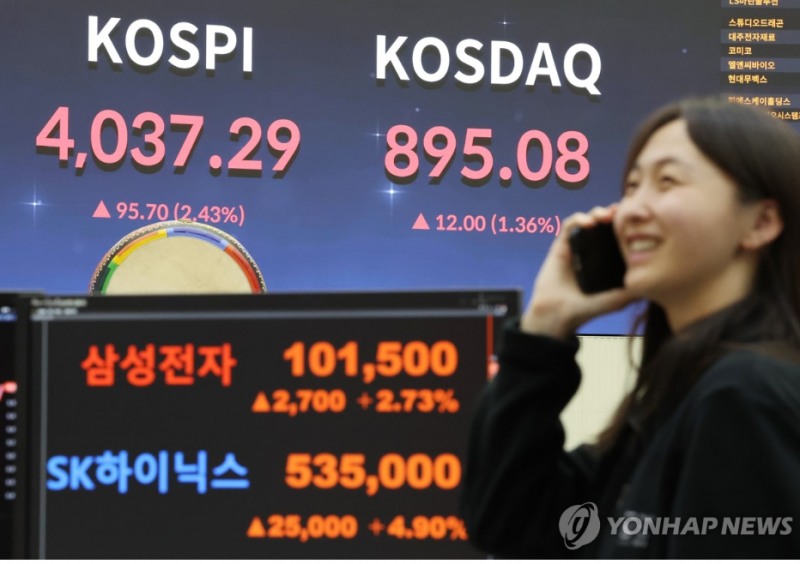 삼성전자 주가가 27일 7600억원이 넘는 외국인의 대량 순매수에 힘입어 3% 넘게 오르고 있지만 이번 주에는 '슈퍼위크'인 만큼 섣두른 낙관론을 경계해야 할 것으로 예상된다. 사진=연합뉴스