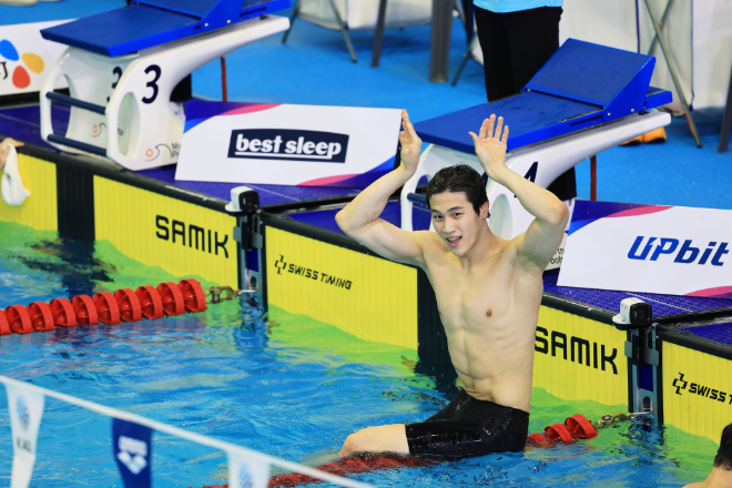 SK텔레콤은 자사가 후원하는 아마추어 스포츠 선수들이 제106회 전국체육대회에서 값진 성과를 올렸다고 밝혔다. 사진은 대회 5관왕을 차지한 수영 노민규 선수가 미소짓는 모습. ⓒ SK텔레콤